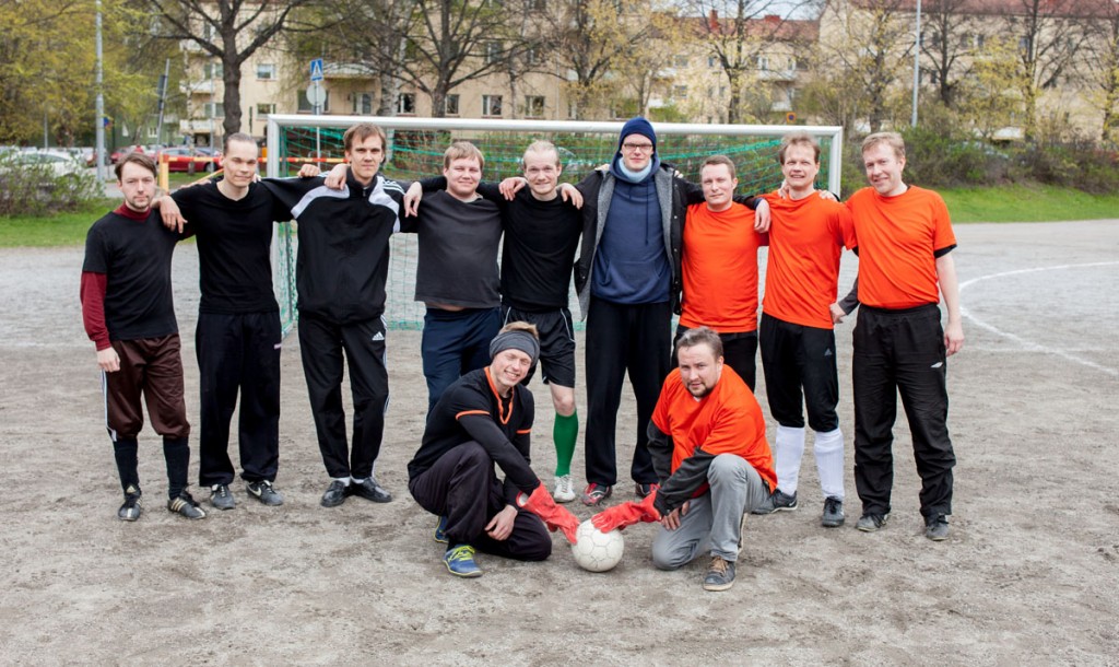 SIS-henkilökunta pelasi finaalin punaisissa ja opiskelijat oransseissa paidoissa. Peli eteni lopulta rankkareille asti.